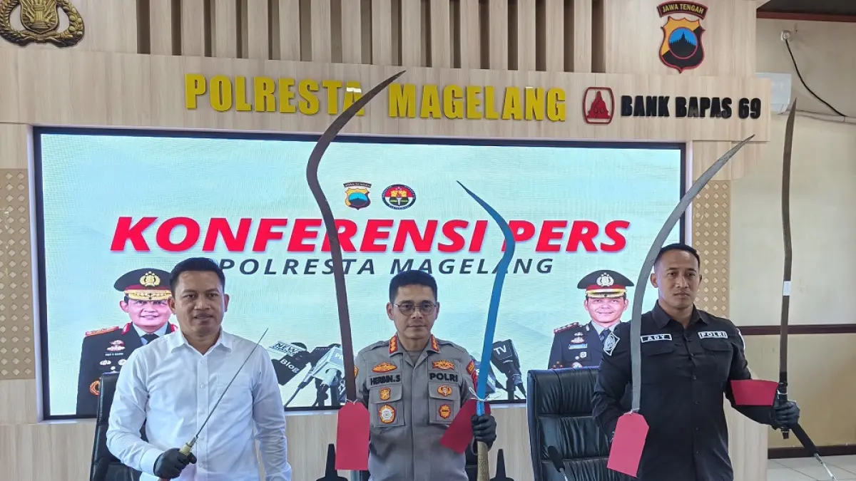 Kapolresta Magelang Kombes Pol Herbin Sianipar menunjukkan senjata tajam jenis coerbek yang digunakan tawuran dan membacok korban, Selasa (30/6/2026). (ROFIK SYARIF/ JAWA POS RADAR MAGELANG)
