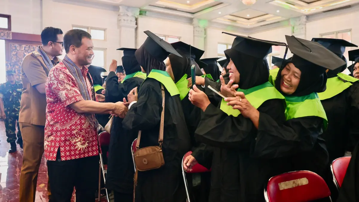 Sebanyak 2.596 KPM PKH mengikuti wisuda graduasi di Graha Bung Karno, Kabupaten Klaten, Selasa (30/6/2026).&nbsp; Tampak Gubernur Ahmad Luthfi yang hadir berbincang dengan peserta. (Istimewa)