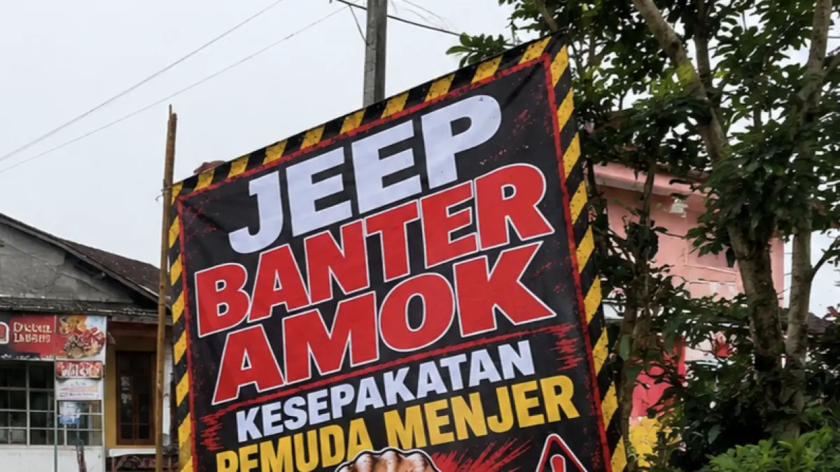 Warga memasang banner peringatan pada pengemudi jeep wisata setelah terjadi kecelakaan dengan korban pengendara sepeda motor di kawasan Menjer Garung. (Istimewa)