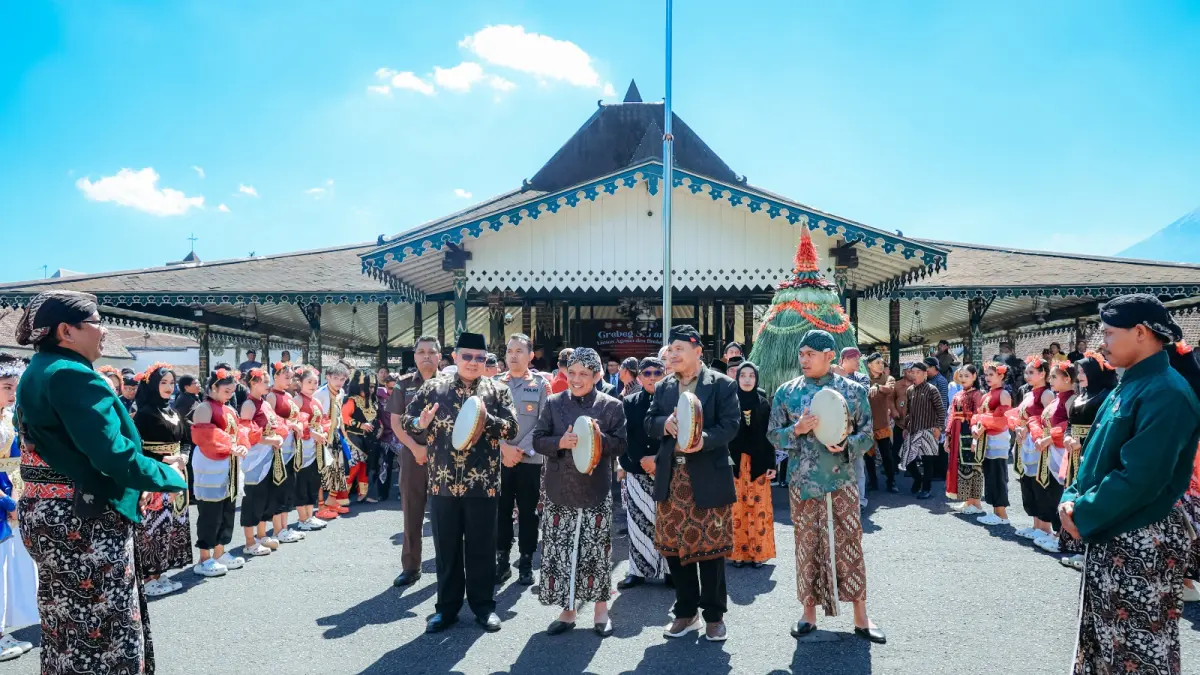 Grebeg Suran yang diikuti para tokoh agama dan adat yang digelar di halaman Pendopo Kabupaten, Rabu (1/7/2026). (Istimewa)