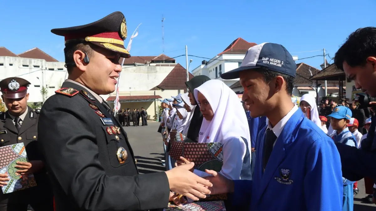 Kapolres Magelang Kota AKBP Dikri Olfandi menyerahkan langsung beasiswa kepada siswa berprestasi putra anggota Polres Magelang Kota.

&nbsp;