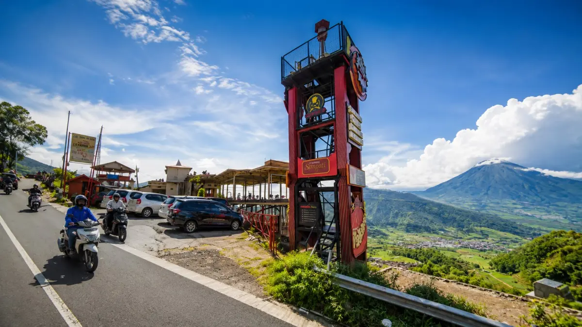 Lokasi dekat gardu pandang Dieng yang sering dilakukan getok parkir sehingga dikeluhkan para wisatawan yang berhenti di kawasan tersebut. (Istimewa)