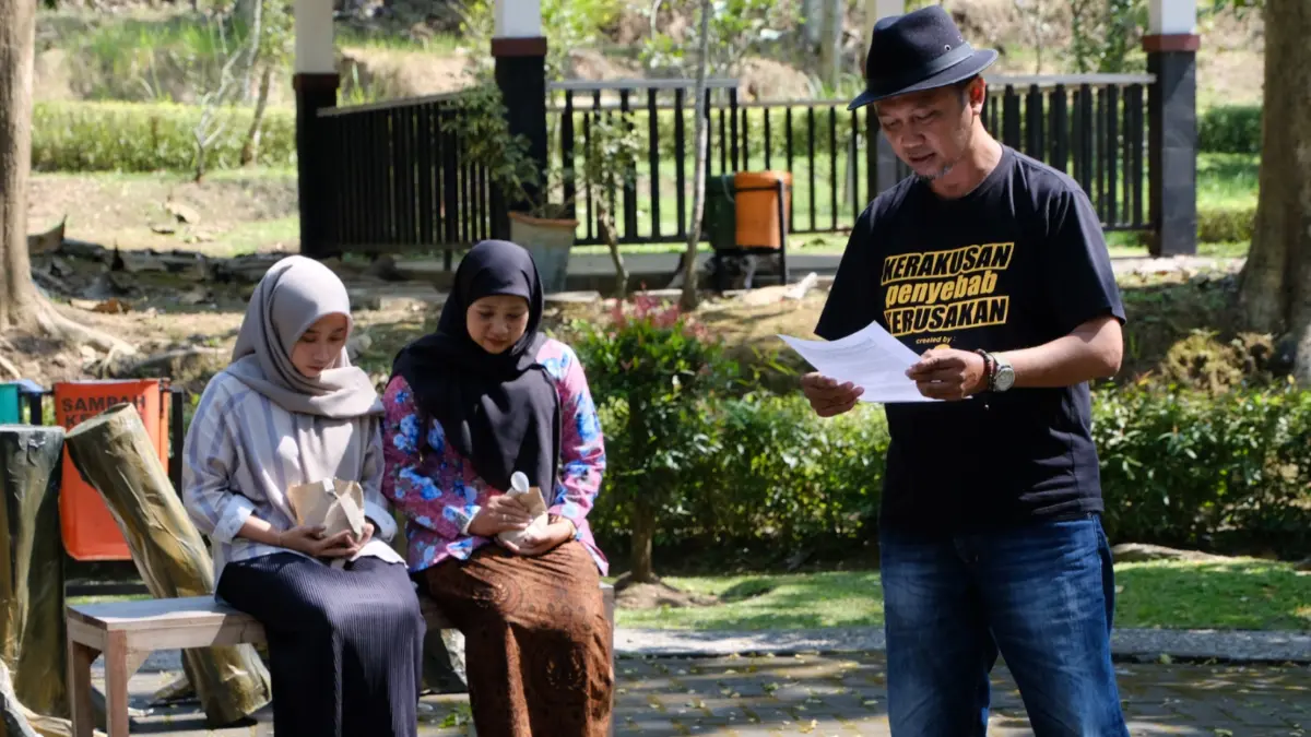 Aksi pentas komunitas sastra yang menyuarakan kritik atas kerusakan lingkungan di Taman Kali Progo Temanggung, Kamis (2/7/2026). (Devi Khofifatur Rizqi/Jawa Pos Radar Magelang)