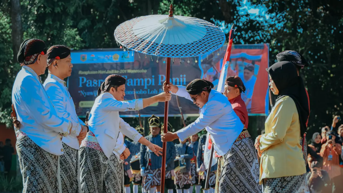 Bupati Afif Nurhidayat menyerahkan panji-panji pusaka untuk selanjutnya dikirab ke seluruh kecamatan dan desa di Wonosobo, Kamis (2/7/2026).( Prokompim Wonosobo for Jawa Pos Radar Magelang)