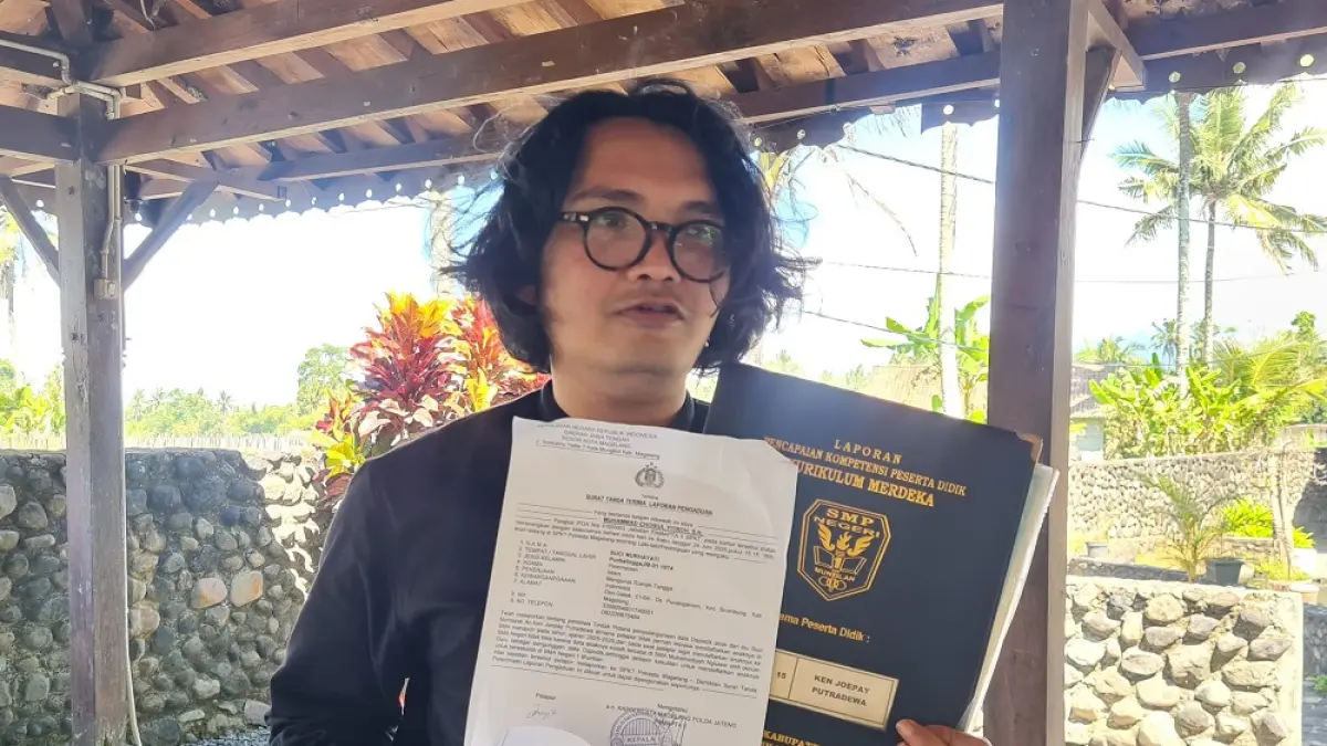 Dimas D Saputro menunjukkan laporan polisi dan data KJP adiknya dicatut oleh sekolah swasta.
