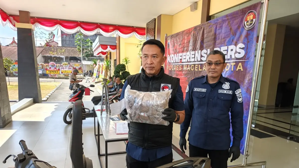 Kasat Narkoba Polres Magelang Kota Iptu Narto menunjukkan barang bukti tembakau sintetis dan sepeda motor milik tersangka SAM. (ROFIK SYARIF/ JAWA POS RADAR MAGELANG)