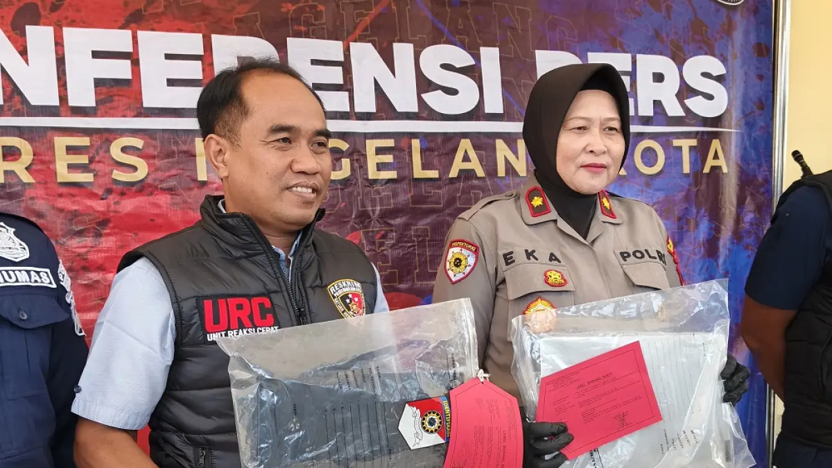 Kasat Reskrim Polres Magelang AKP Iwan Kristiana menunjukkan barang bukti dua laptop hasil pencurian di SD Negeri Bandongan 3. (ROFIK SYARIF/ JAWA POS RADAR MAGELANG)
