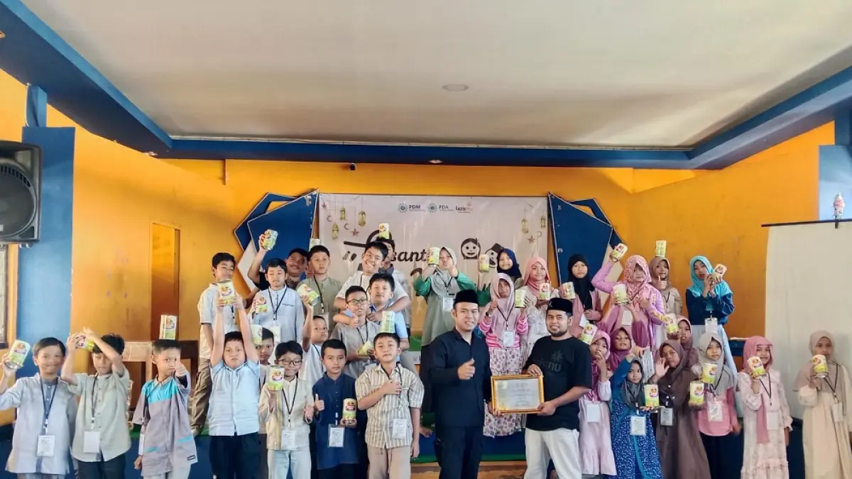 Para peserta Pesantren Holiday foto bersama usai mengikuti acara motivasi.