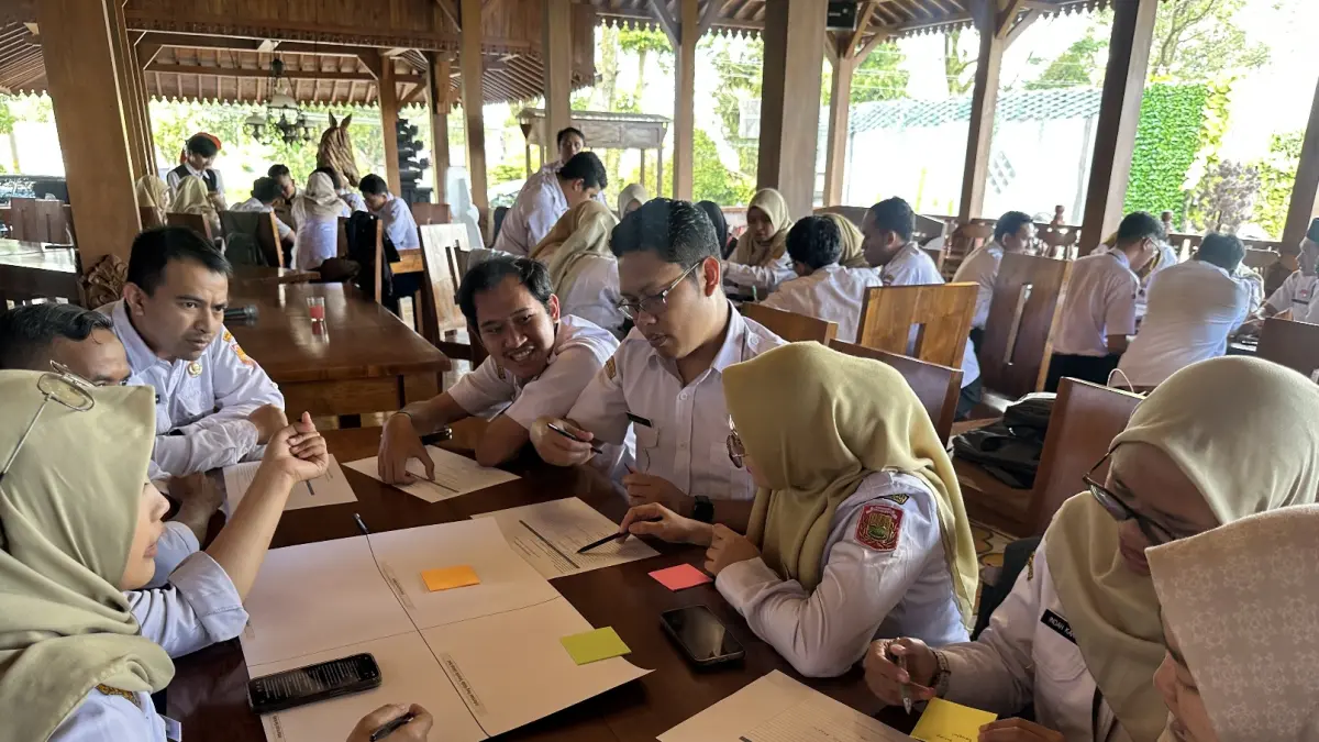 Petugas PPID dilatih SOP pelayanan publik di Joglo Nawasena, kemarin (1/7/2026).