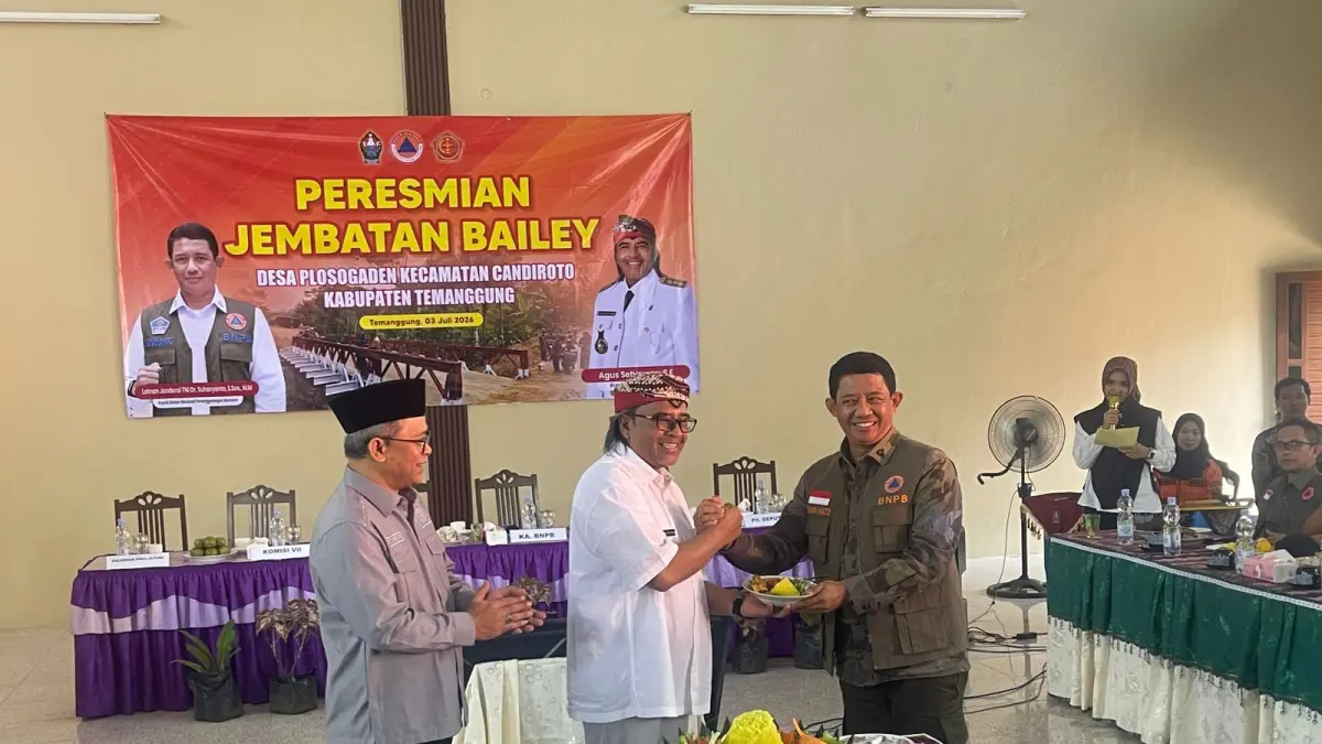 

Kepala Badan Nasional Penanggulangan Bencana (BNPB) Letjen TNI Suharyanto, Anggota Komisi VIII DPR RI Fraksi PDI Perjuangan Wibowo Prasetyo dan Bupati Temanggung Agus Setyawan saat meresmikan jembatan bailey di Desa Plosogaden, Kecamatan Candiroto, Kabupaten Temanggung, Jumat (3/7/2026).

&nbsp;