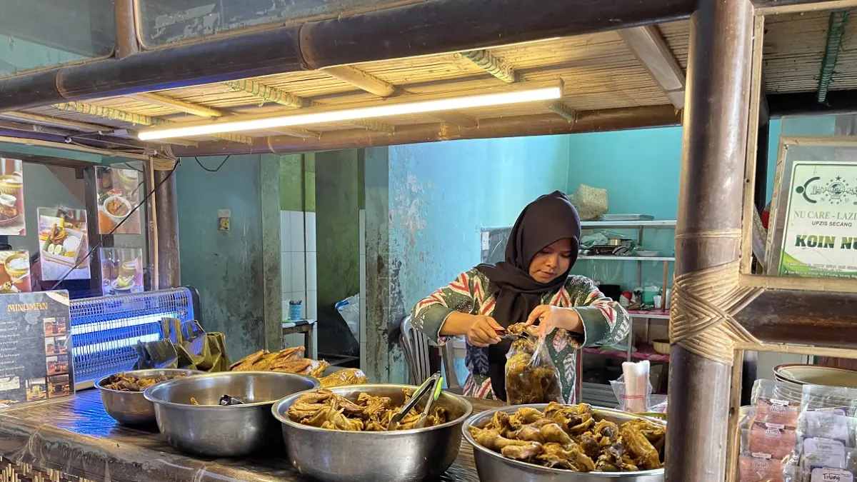 Karyawan Johar Sari tengah memilih menu yang dipesan pembeli. (Setia Adiana/Jawa Pos Radar Magelang)