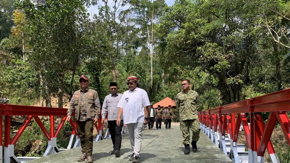 Kepala BNPB RI Letjen TNI Dr. Suharyanto bersama Bupati Temanggung Agus Setyawan dan anggota DPR RI Wibowo Prasetyo melintasi jembatan bailey di Desa Plosogaden, Candiroto, Temanggung, Jumat (3/7/2026). (Devi Khofifatur Rizqi/Jawa Pos Radar Magelang).