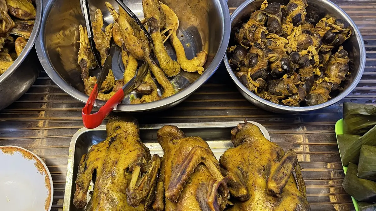 Pembeli bisa memesan ukuran besar satu ekor di Rumah Makan Johar Sari. Bisa dimasak opor, rica-rica maupun digoreng. (Setia Adiana/Jawa Pos Radar Magelang)