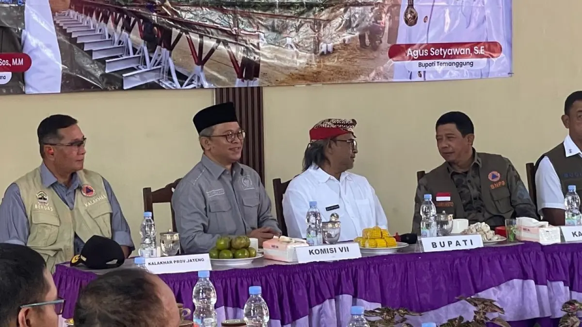 Anggota Komisi VIII DPR RI Fraksi PDI Perjuangan Wibowo Prasetyo (dua dari kiri), Bupati Temanggung Agus Setyawan dan Kepala Badan Nasional Penanggulangan Bencana (BNPB) Letjen TNI Suharyanto saat peresmian jembatan bailey di Desa Plosogaden, Kecamatan Candiroto, Kabupaten Temanggung, Jumat (3/7/2026). &nbsp;

&nbsp;