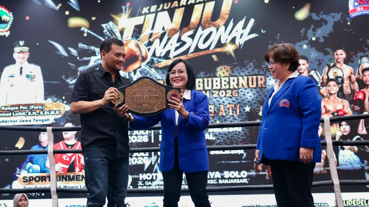 Gubernur Ahmad Luthfi menunjukkan sabuk emas kejuaraan Tinju Nasional di Sahid Jaya Hotel, Sabtu (4/7/2026).