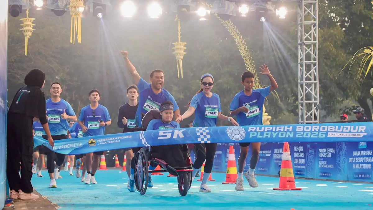 Gubernur Jawa Tengah Ahmad Luthfi  berlari sambil mendorong kursi roda putranya, Muhammad Alif Daffa atau yang akrab disapa Abang Alif di ajang  “Rupiah Borobudur Playon 2026” di kawasan Candi Borobudur, Minggu (5/7/2026). (Istimewa)