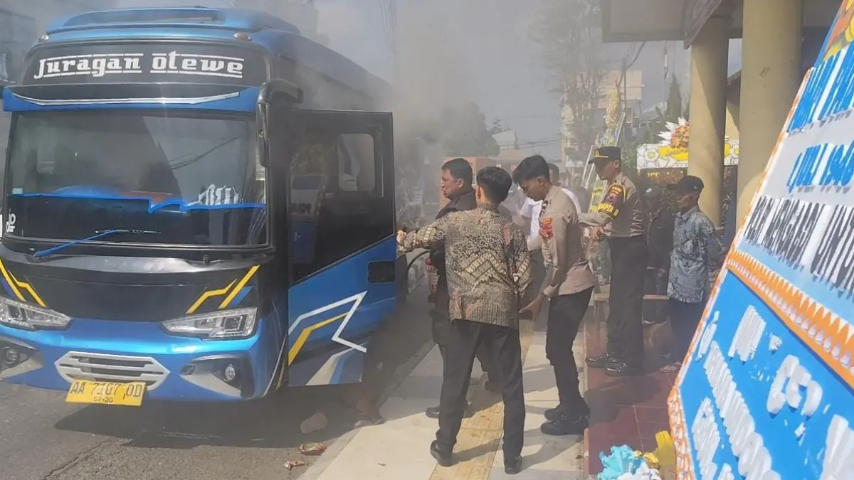Minibus yang membawa peziarah dari Kebumen berhenti di depan Mapolres Wonosobo karena mendadak terbakar. (Istimewa).
