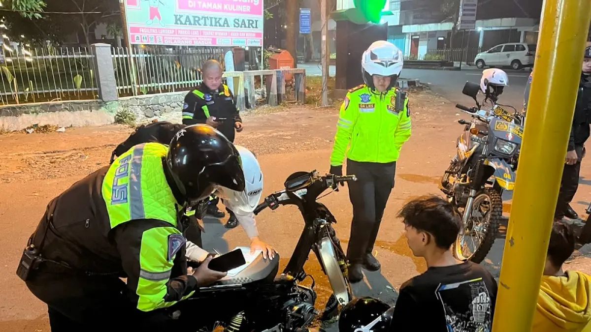 Petugas Polres Magelang Kota menilang sejumlah pengendara motor saat patroli skala besar.