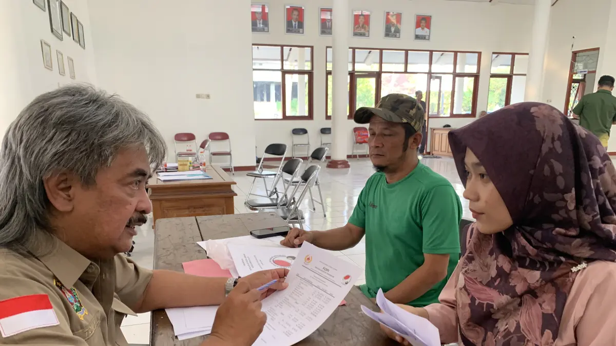Tim verifikasi KONI Temanggung saat mengecek proposal pengajuan dana hibah dari cabor. (Devi Khofifatur Rizqi/Jawa Pos Radar Magelang)

&nbsp;