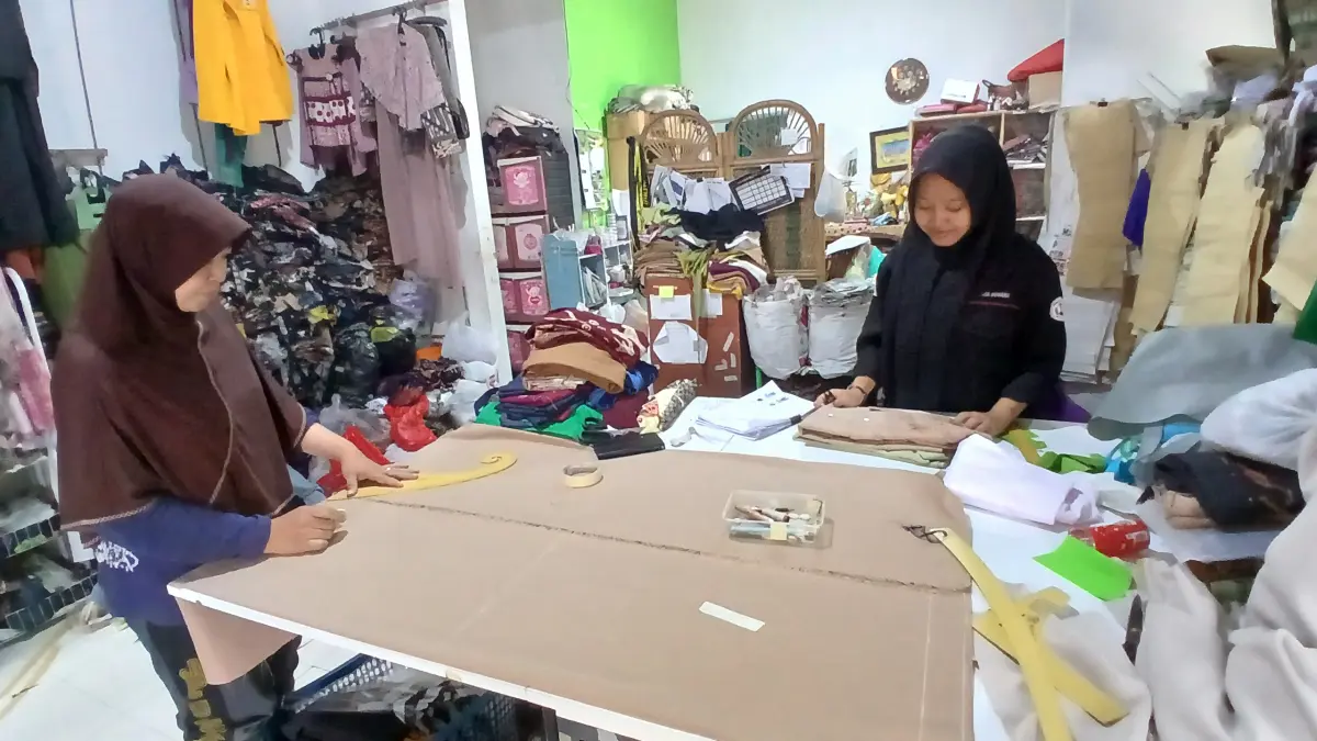 Ana (kiri) sedang mengukur pola kain di rumah produksi di Japunan, Mertoyudan, Kabupaten Magelang. (Lis Retno Wibowo/Jawa Pos Radar Magelang)

&nbsp;
