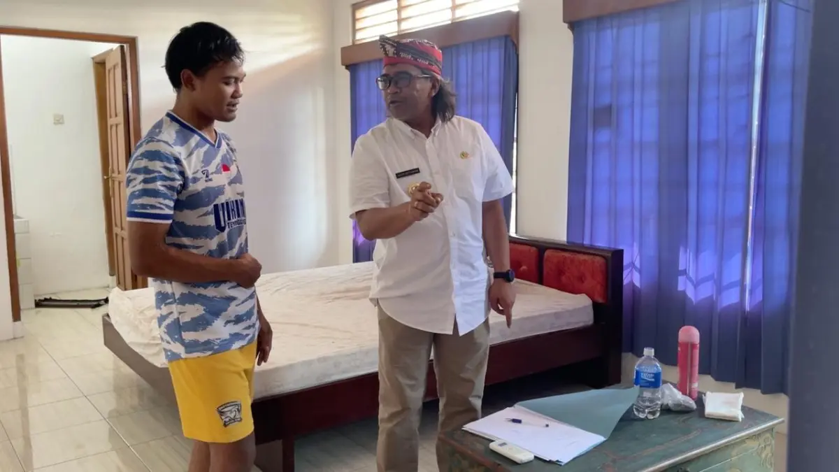 Bupati Temanggung Agus Setyawan berbincang dengan penghuni rumah singgah. Kabupaten Temanggung memiliki fasilitas rumah singgah di Semarang dan Jogja. (Istimewa)