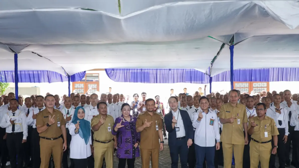 
Gubernur Jateng Ahmad Luthfi bersama jajarannya ketika membuka seleksi Program Magang ke Jepang di halaman Kantor Dinas Ketenagakerjaan dan Transmigrasi Provinsi Jawa Tengah, Senin pagi (6/7/2026). (Istimewa)