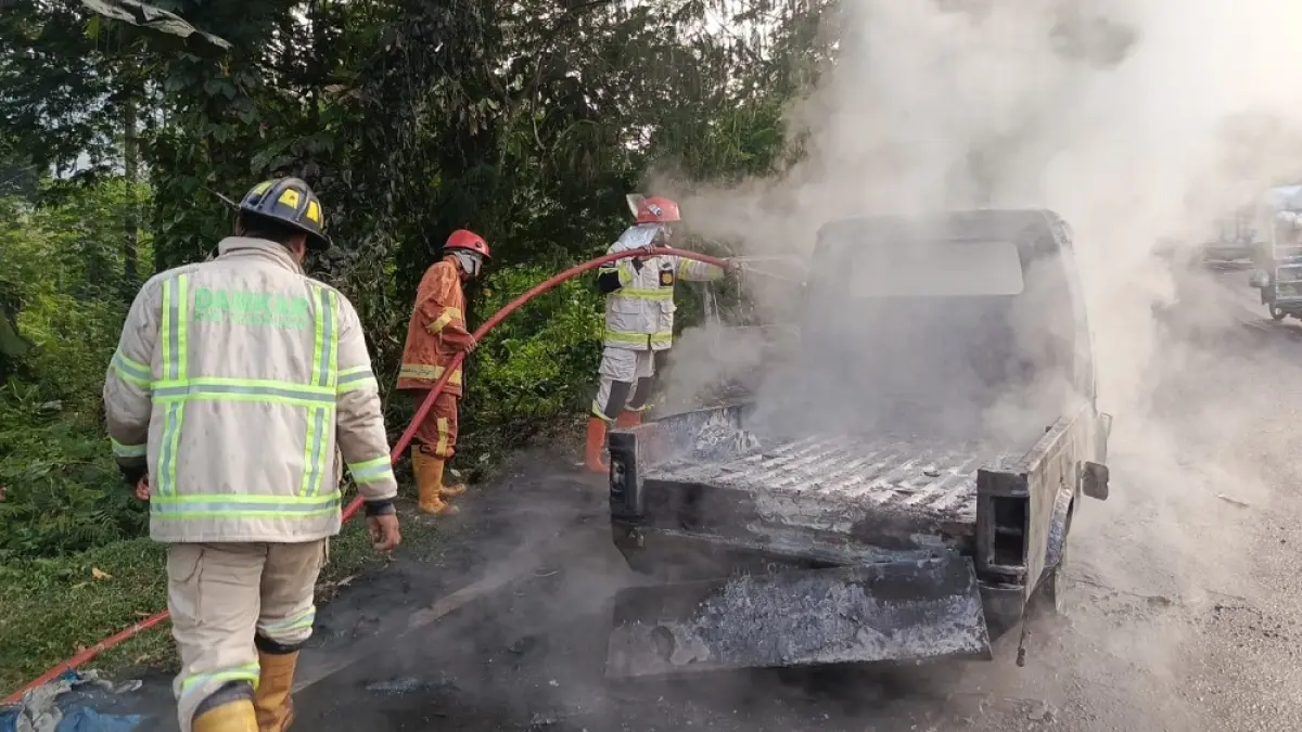 Kebakaran yang meludeskan mobil pikap di Jalan Magelang-Kopeng.