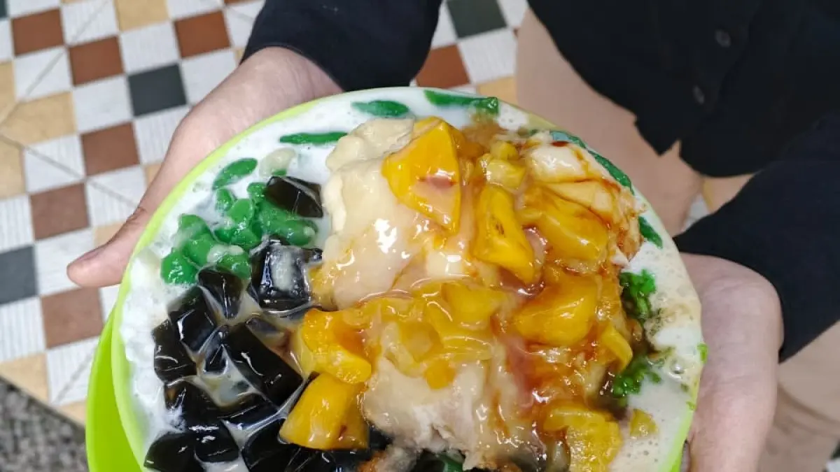 Menu es teler dawet durian jumbo menjadi incaran para pengunjung. (Talitha Shafiaulia/Jawa Pos Radar Magelang).