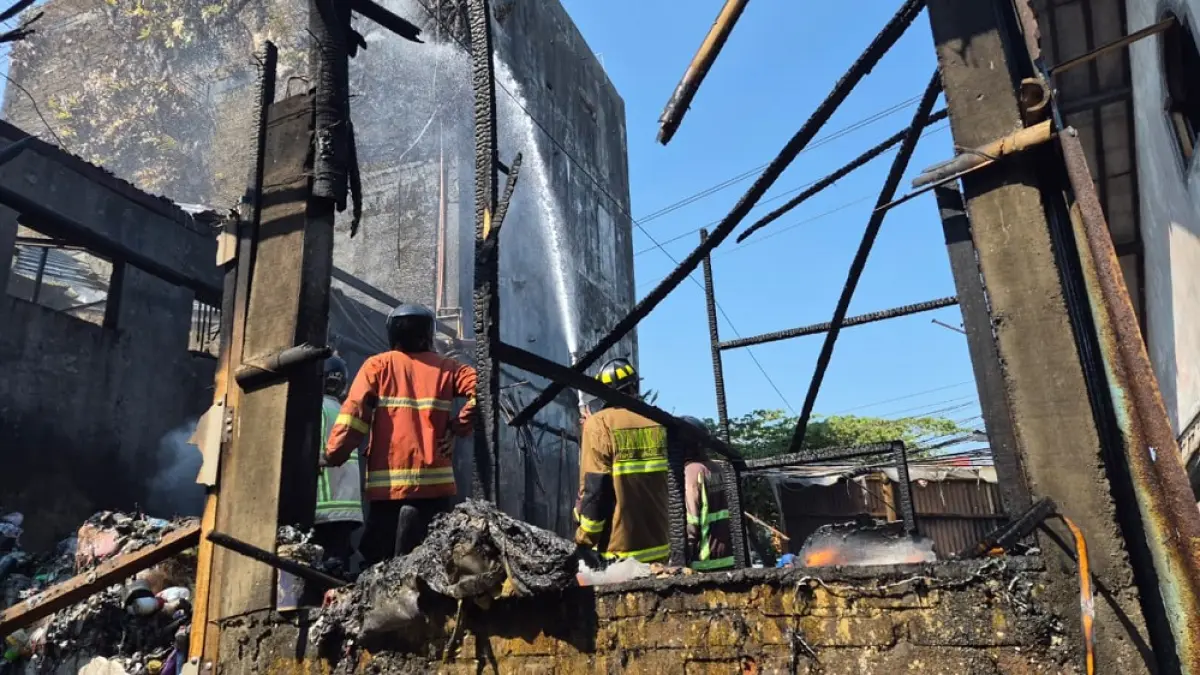 Petugas Damkar Kabupaten Magelang saat memadamkan kebakaran gudang rongsok di Desa Tempurejo, Kecamatan Tempuran, Kabupaten Magelang, Senin (6/7/2026) siang.