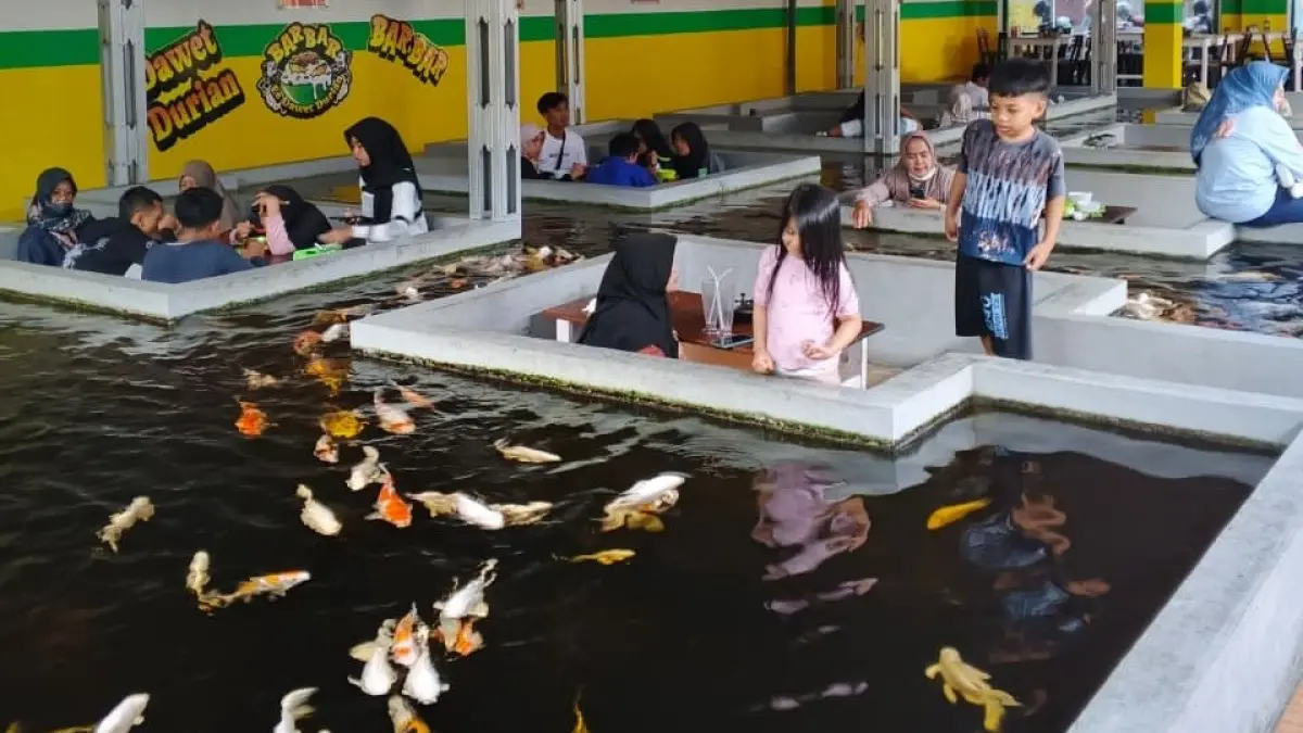 Suasana kuliner di outlet Es Dawet Durian dengan nuansa kolam koi. (Talitha Shafiaulia/Jawa Pos Radar Magelang).