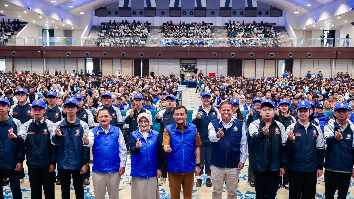 Gubernur Ahmad Luthfi bersama ribuan mahasiwa Undip di Muladi Dome yang akan mengikuti KKN, Selasa (7/7/2026). (Istimewa)