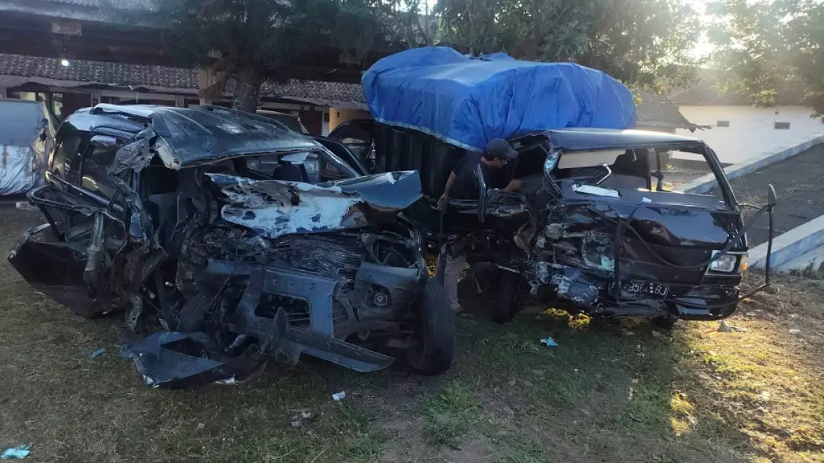 Kondisi mobil Daihatsu Taruna dan mobil pikap Mitsubishi L-300 rusak berat setelah terlibat tabrakan adu banteng di Jalan Umum Magelang – Purworejo, Selasa (7/7/2026) dini hari. (ROFIK SYARIF GP/JAWA POS RADAR MAGELANG)