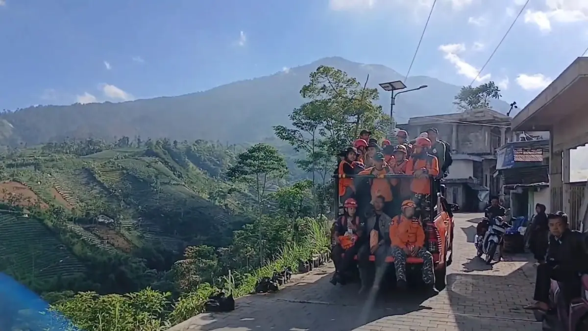  Tim Basarnas Wonosobo berupaya keras mencari 2 remaja asal Watumalang&nbsp; yang hilang di Gunung Bismo. (Istimewa)