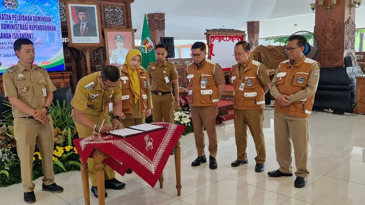 Wali Kota Magelang Damar Prasetyono menyaksikan penandatanganan MoU di sela peluncuran layanan Si Landak. (PUPUT PUSPITASARI/JAWA POS RADAR MAGELANG)