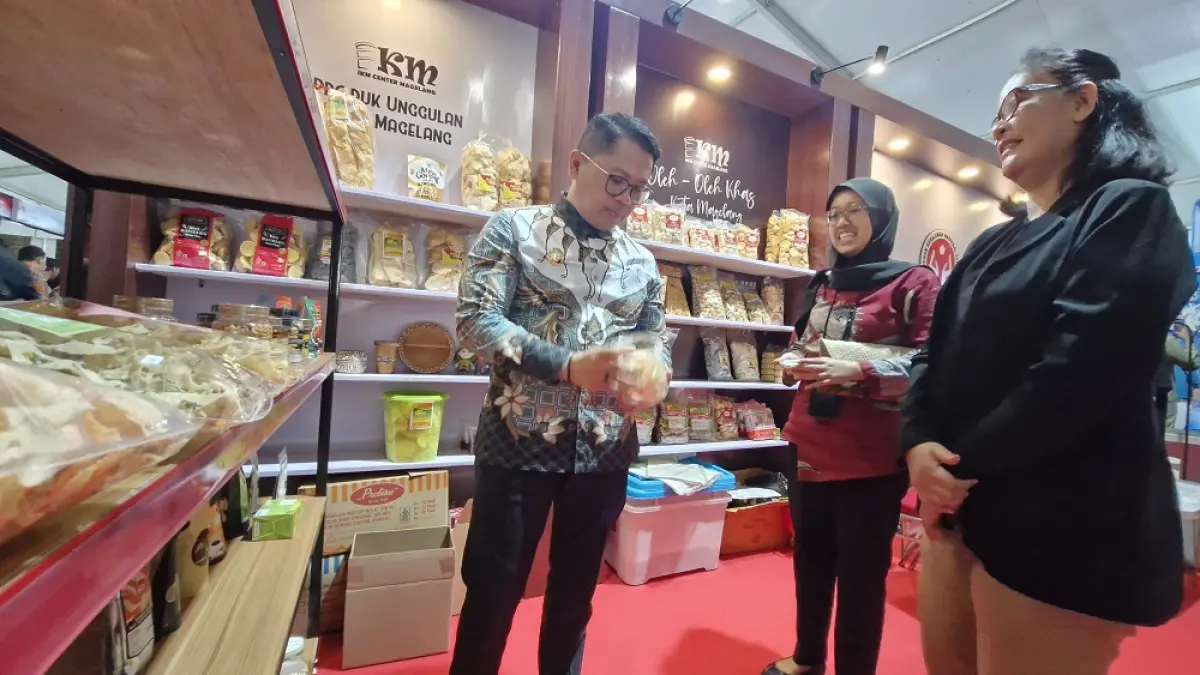 Wali Kota Magelang Damar Prasetyono saat Magelang Fair 2025 yang menghadirkan beragam produk lokal berkualitas. (DOKUMENTASI)