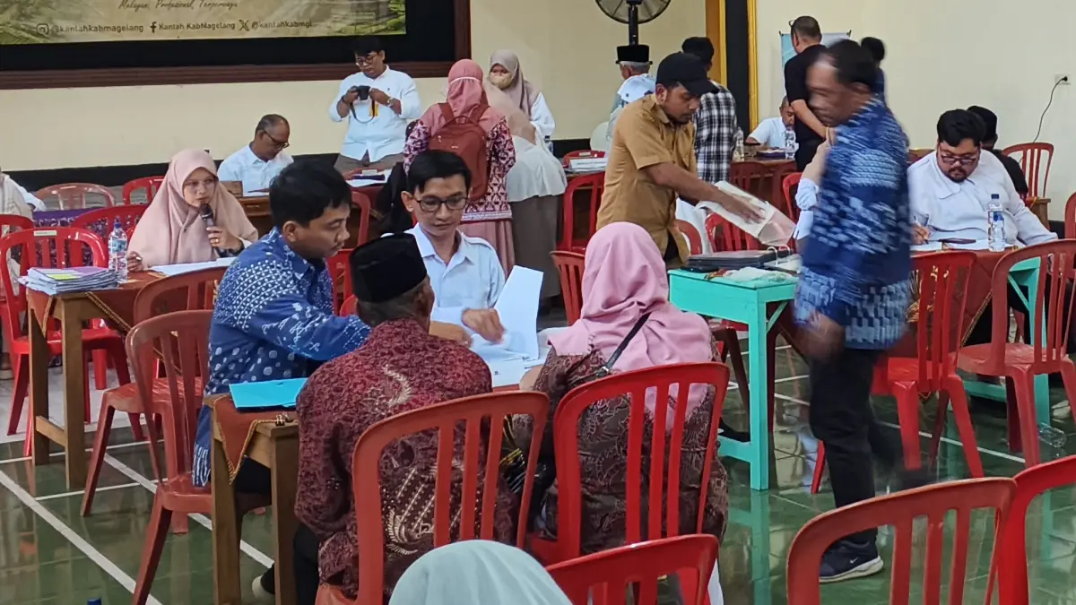 Warga menunggu antrean pembebasan jalan tol di Kantor Desa Banyusari, Kecamatan Grabag, Kabupaten Magelang, Selasa (7/7/2026). (ROFIK SYARIF/ JAWA POS RADAR MAGELANG)