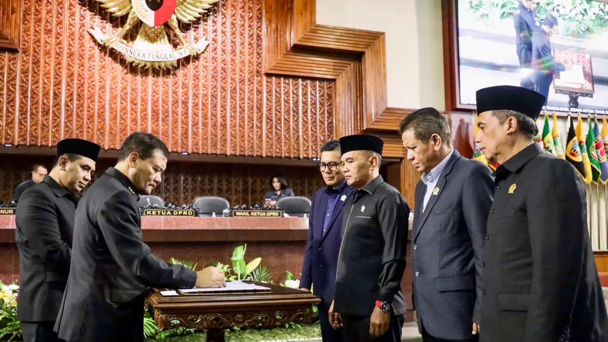 Gubernur Jawa Tengah Ahmad Luthfi menandatangani dokumen dalam rapat paripurna DPRD Jawa Tengah, Rabu (8/7/2026). (Istimewa)