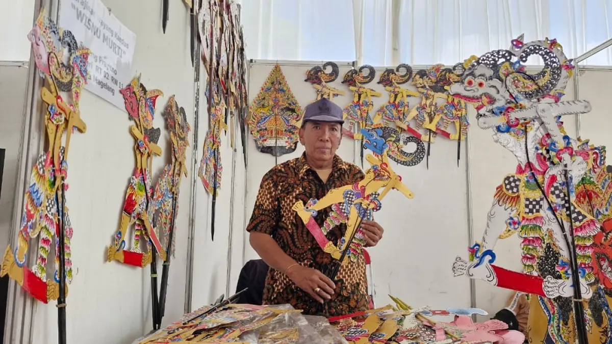 Sugeng Prayitno menunjukkan wayang kardus buatannya. (PUPUT PUSPITASARI/JAWA POS RADAR MAGELANG)