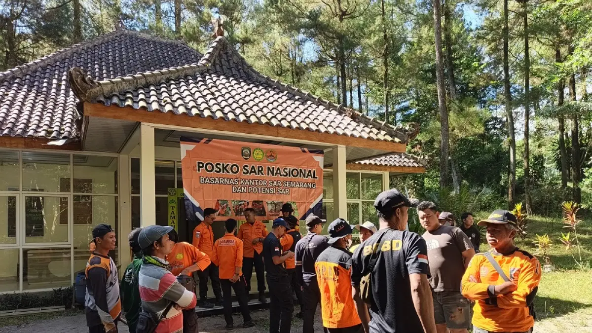 Tim SAR gabungan bersiap melakukan proses pencarian Nurul Arifin yang hilang sejak Minggu di Lereng Gunung Merapi, Rabu (8/7/2026).&nbsp;(ROFIK SYARIF/ JAWA POS RADAR MAGELANG)