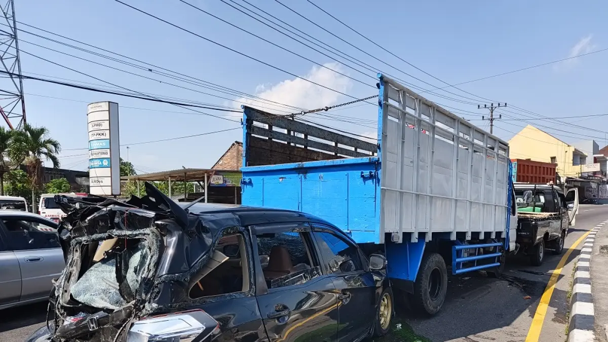 Kecelakaan karambol yang terjadi di Simpang Empat Blabak, Mungkid, Kabupaten Magelang, Kamis (9/7/2026) siang. (ROFIK SYARIF/ JAWA POS RADAR MAGELANG)