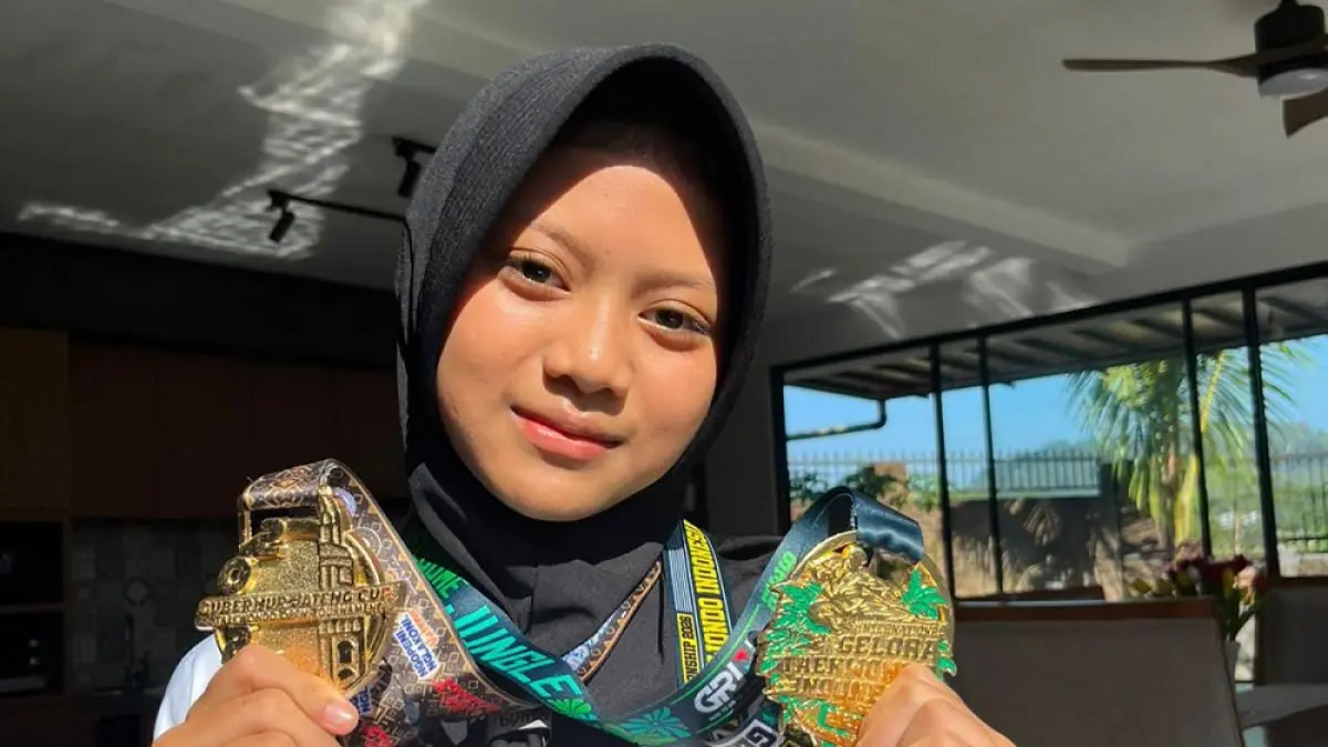 Maharani Puspita Dewi, menunjukkan dua medali emas yang diraih.
