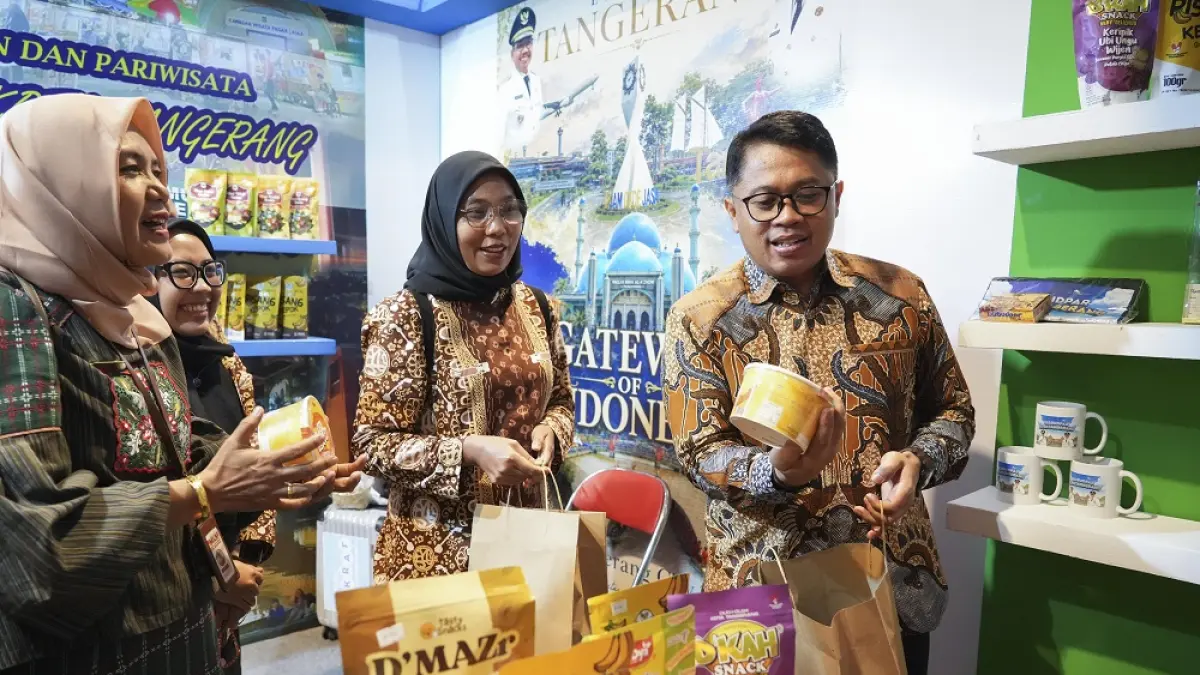 Wali Kota Magelang Damar Prasetyono belanja di stan Magelang Fair di Alun-alun Kota Magelang.