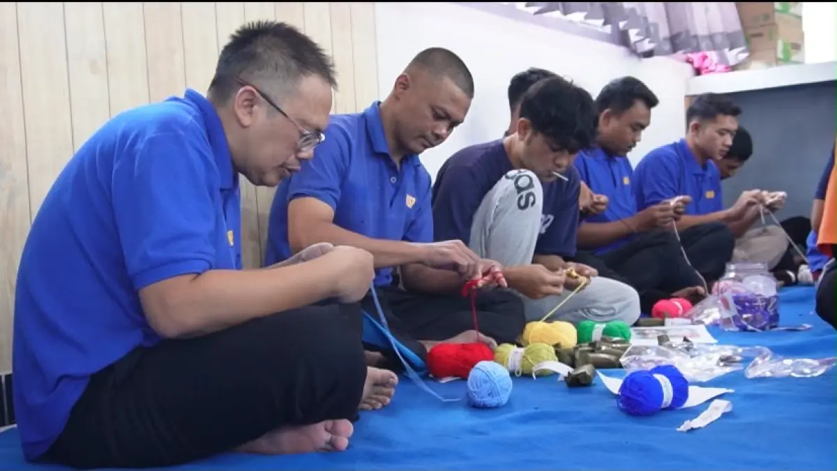 Warga binaan  Rutan Kelas IIB Temanggung dilatih terampil merajut. (Istimewa)