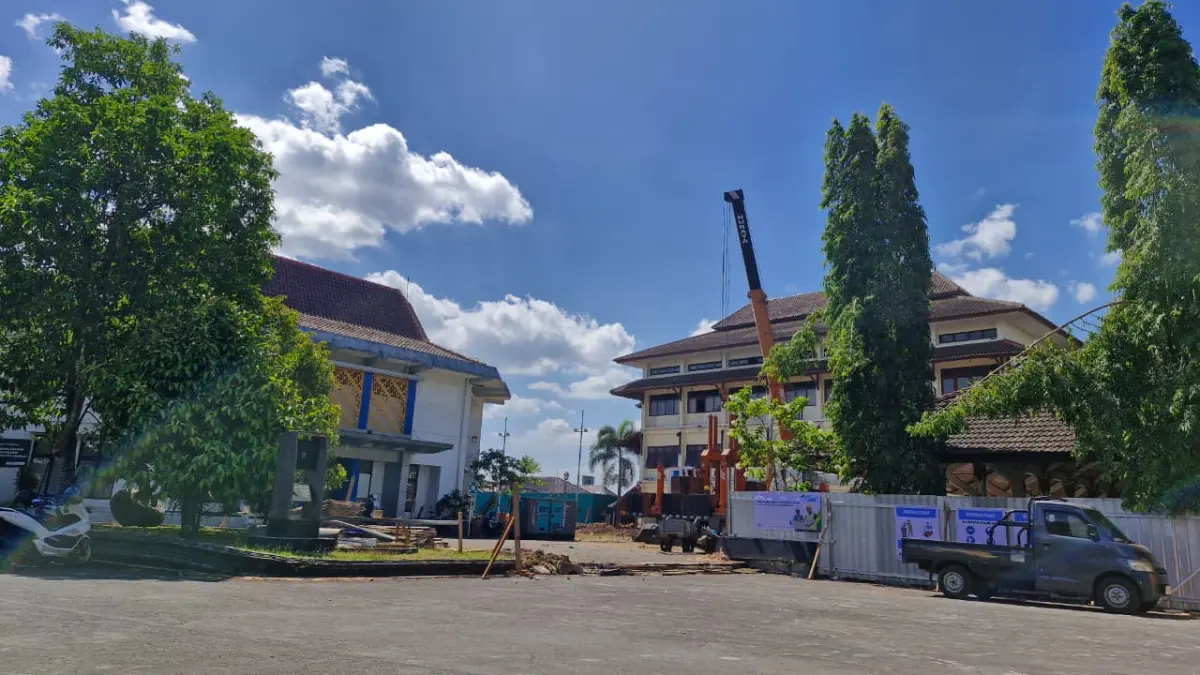 Gedung DPRD Kota Magelang mulai dibangun di kawasan Alun-alun Kota Magelang. (Puput Puspitasari/Jawa Pos Radar Magelang)