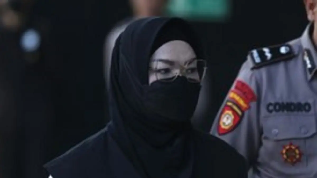  Komisi Pemberantasan Korupsi (KPK) mengamankan barang bukti bernilai miliaran rupiah dalam Operasi Tangkap Tangan (OTT) yang menjerat Bupati Sukoharjo, Etik Suryani.
