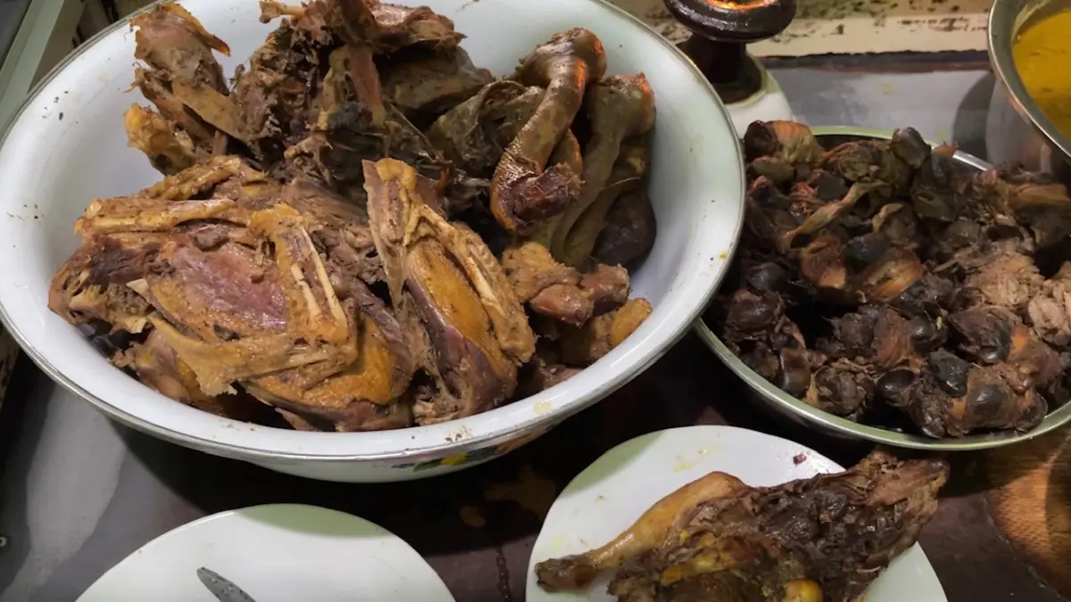 Pembeli dapat memilih menu entok sesuai selera. Ada opor, rica dan entok goreng. (Setia Ardana/Jawa Pos Radar Magelang)