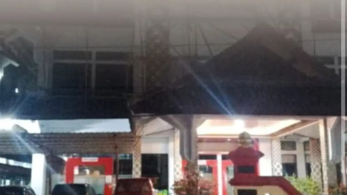 Rumah dinas Bupati Sukoharjo juga tampak lengang. Hanya terlihat beberapa personel Satuan Polisi Pamong Praja (Satpol PP) yang berjaga di area pintu masuk. 