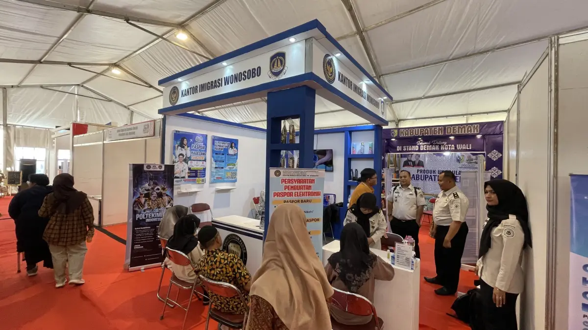 Stan Kantor Imigrasi Kelas II Non TPI Wonosobo di ajang Magelang Fair 2026 di Alun-alun Kota Magelang ramai pengunjung. (Setia Ardana/Jawa Pos Radar Magelang).