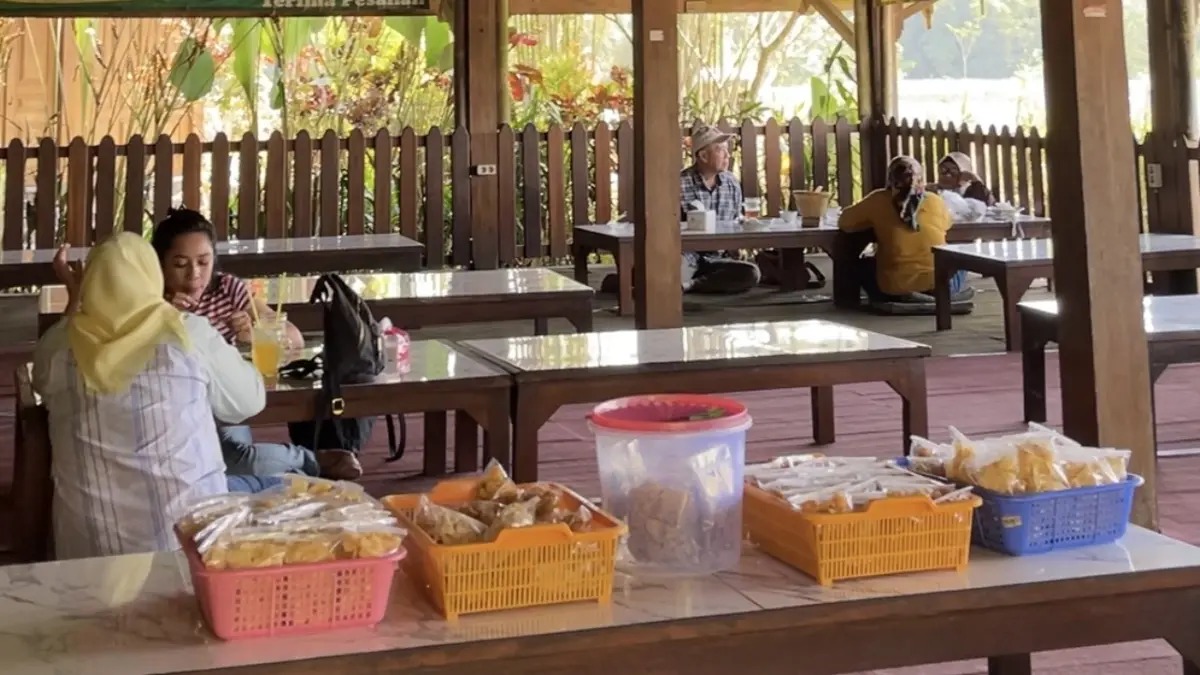 Suasana di dalam rumah makan yang lega untuk pengunjung. (Setia Ardana/Jawa Pos Radar Magelang)