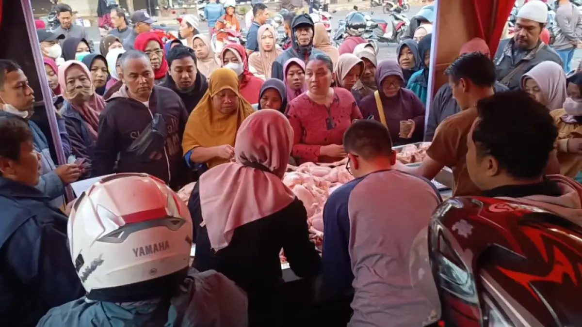 Bazar daging ayam murah yang digelar di kompleks Terminal Muntilan, Kabupaten Magelang diserbu warga, Minggu (12/7/2026).